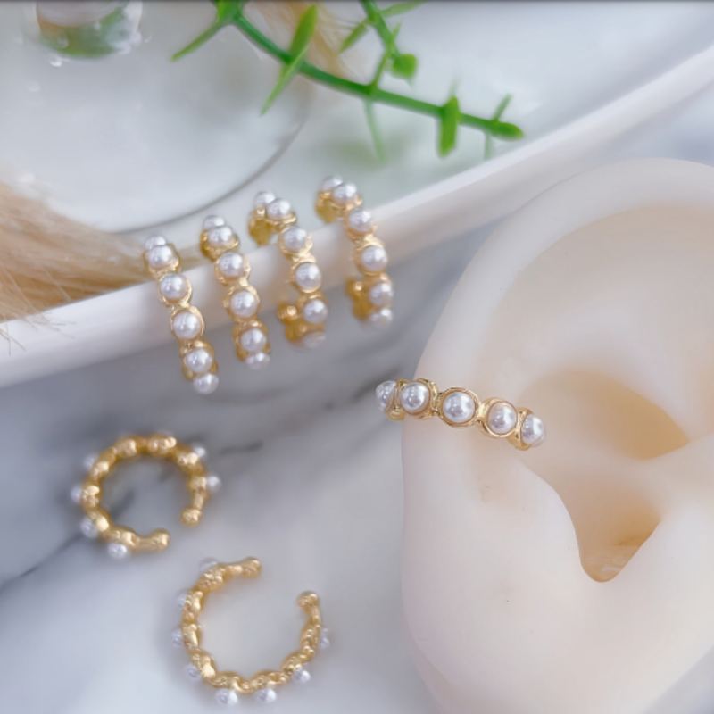 Earcuff dorado con perlitas REF 1.214
